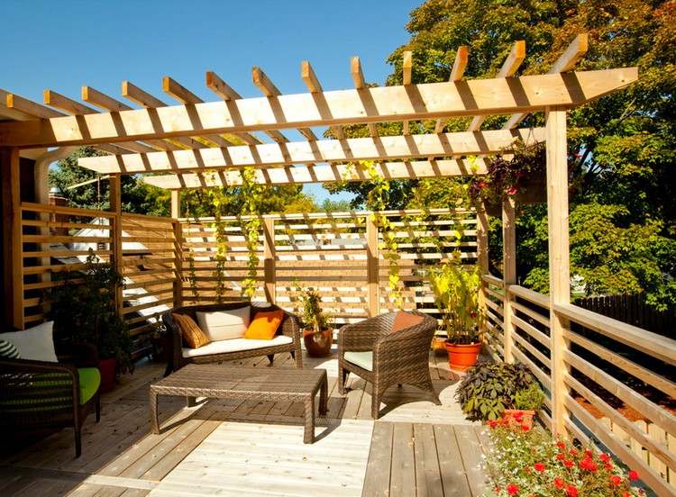 Balkon-Sichtschutz-Holz-Pergola-bauen-Rattan-Moebel