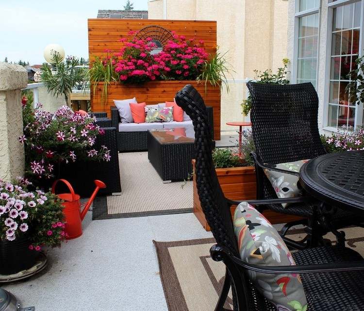 Balkon-Sichtschutz-Holz-Trennwand-Spalier-Balkonblumen