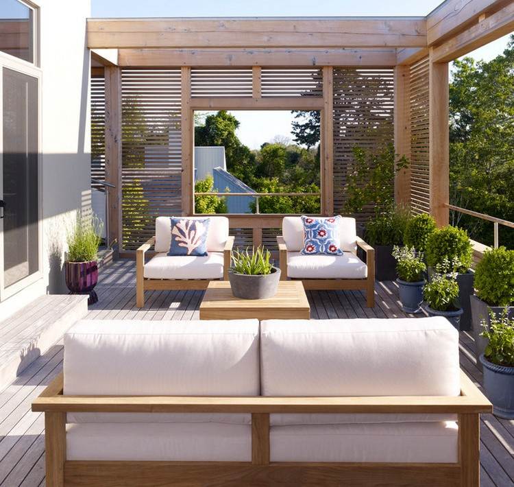 Balkon-Sichtschutz-Holz-abschirmen-modern-Pergola-Moebel