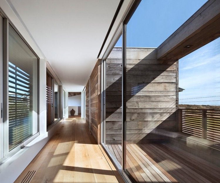 Balkon-Sichtschutz-Holz-moderne-Architektur-verwertetes-Holz