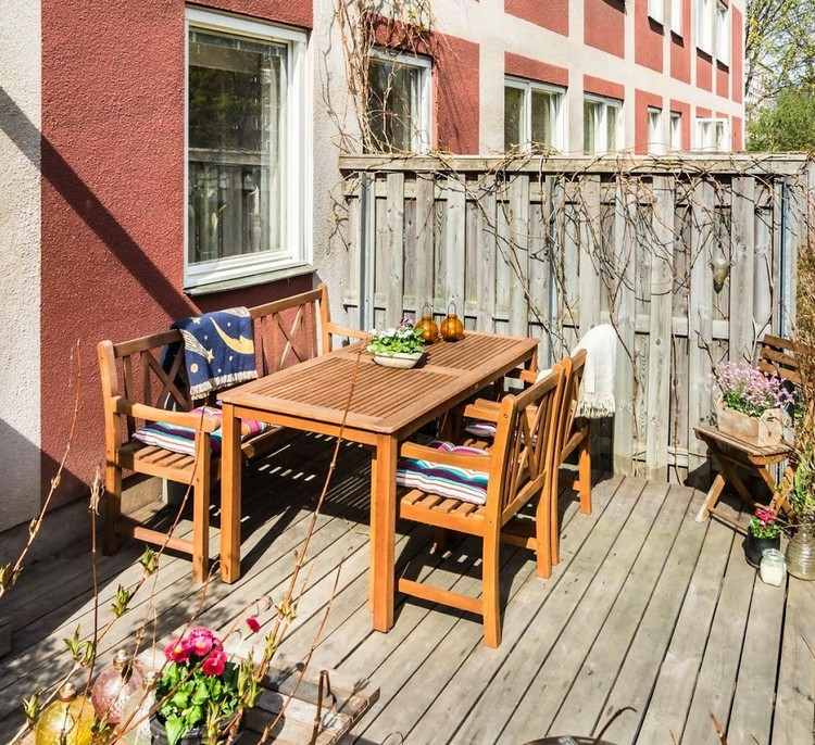 Balkon-Sichtschutz-Holz-rustikal-gestalten-Dielenboden