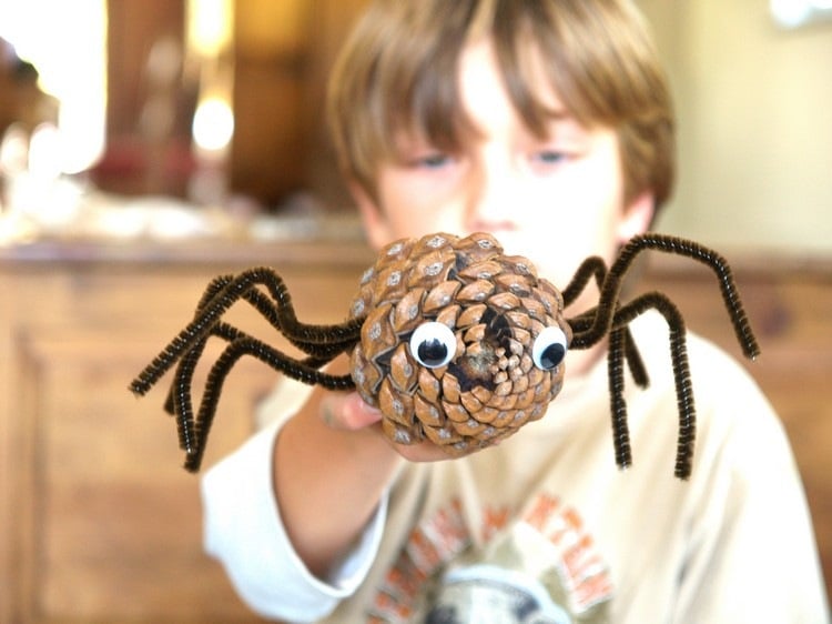 Basteln-Tannenzapfen-Halloween-Spinne-Dekoration-Kindern