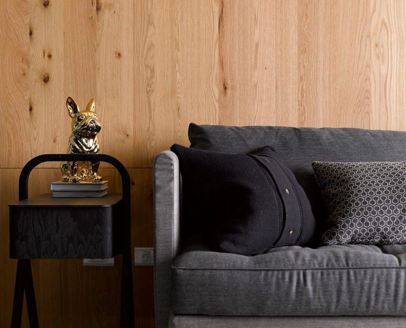 Einrichtung-puristischen-Wohnstil-graues-Sofa-Beistelltisch-modern
