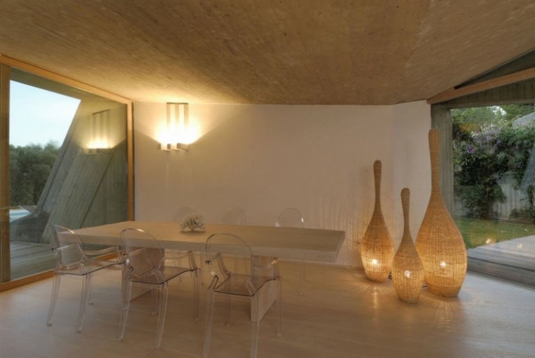 Einrichtungsideen-minimalistisch-Wohnstil-Acrylstuehle-Bodenleuchten-Rattan
