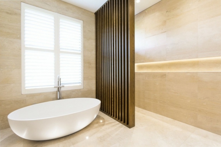 Einrichtungsideen-minimalistisch-Wohnstil-Sandsteinfliesen-freistehende-Badewanne