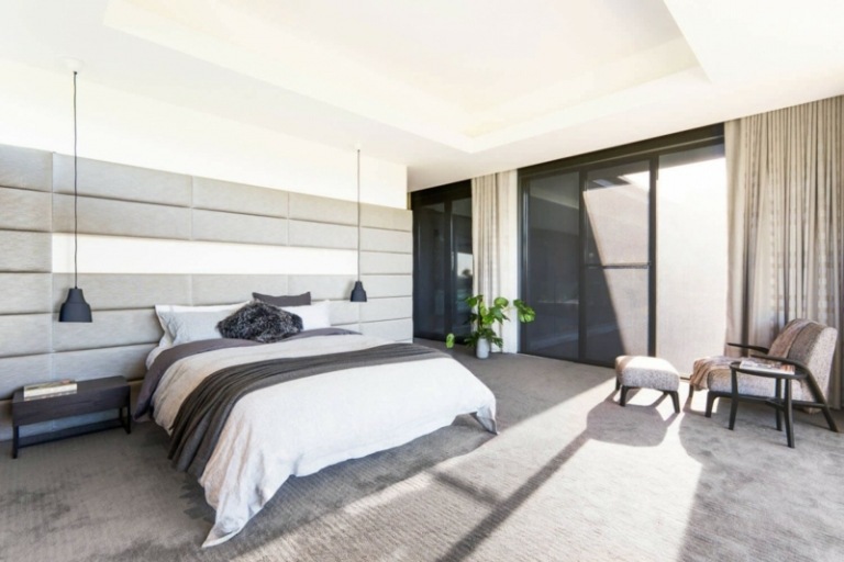 Einrichtungsideen-minimalistisch-Wohnstil-Schlafzimmer-Teppichboden-Polster-Bettkopfteil