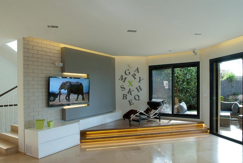 Einrichtungsideen-minimalistisch-Wohnstil-Wohnzimmer-Sessel-Treppe-Beleuchtung