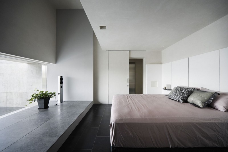 Einrichtungsideen-minimalistisch-Wohnstil-begehbarer-Kleiderschrank-Queen-Size-Bett