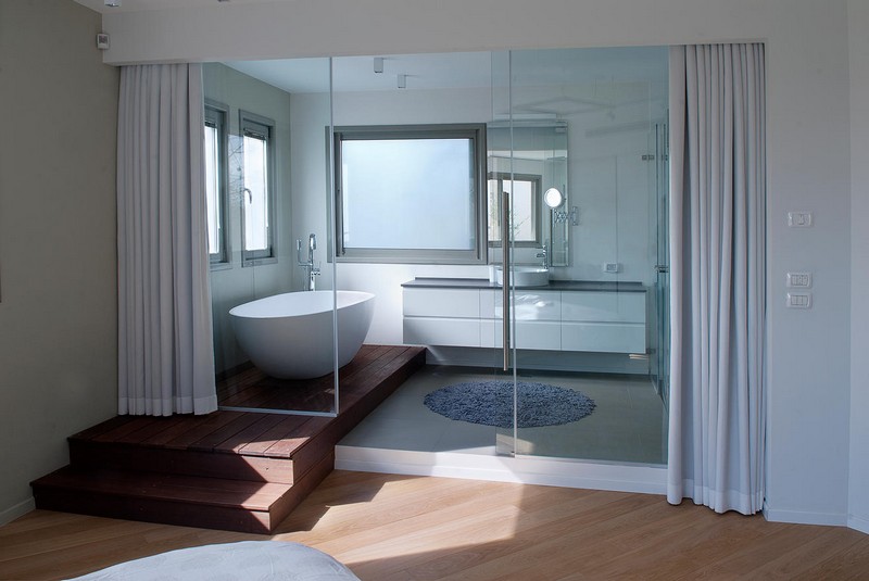 Einrichtungsideen-minimalistisch-Wohnstil-freistehende-Badewanne-Holz-Fliesen