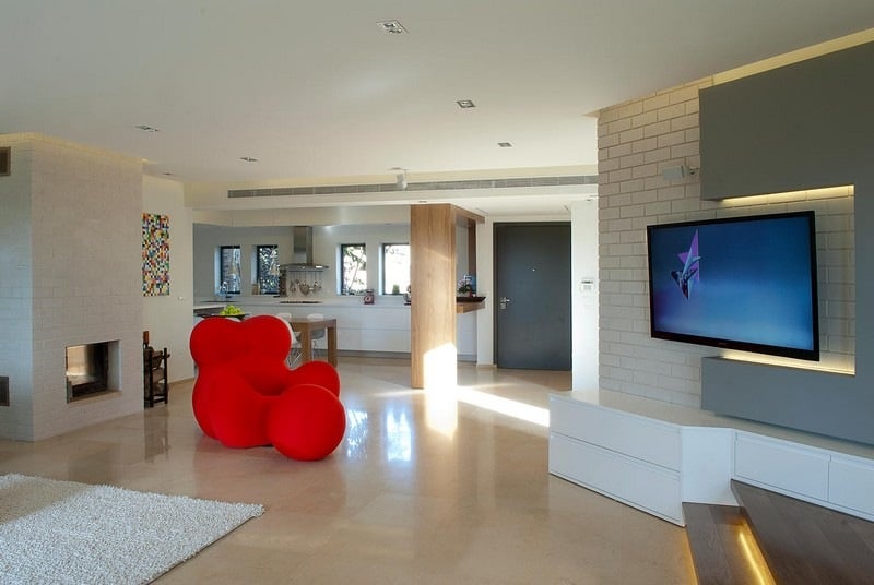 Einrichtungsideen-minimalistisch-Wohnstil-roter-Sessel-LED-Wandbeleuchtung