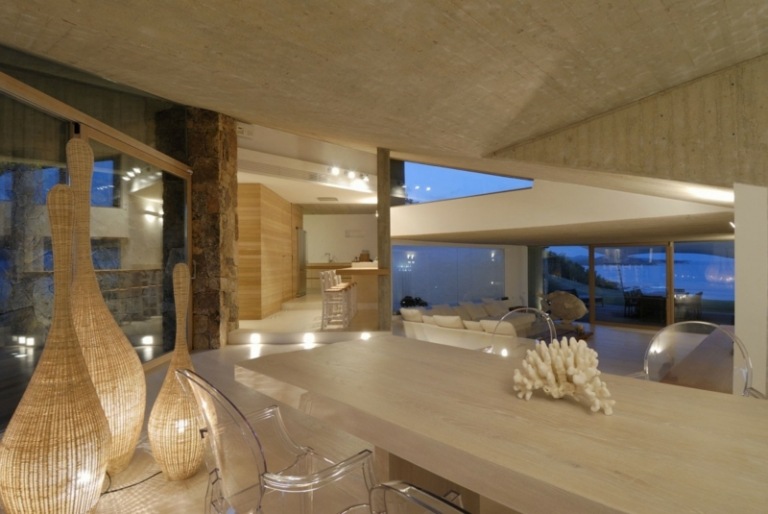 Einrichtungsideen-minimalistisch-wohnen-Bodenleuchten-Esszimmer-Natursteinwand