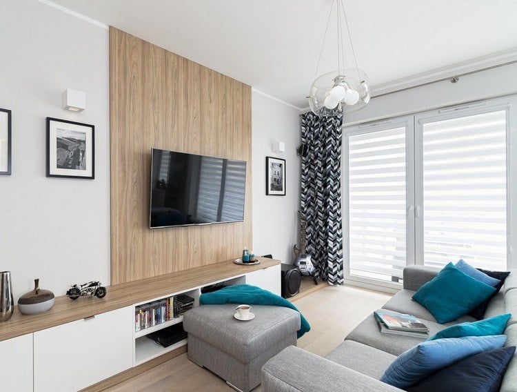 Fernseher an Wand montieren-Wohnzimmer-holz-wandpaneele-graues-sofa