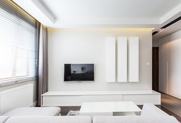 Fernseher-Wand-montieren-Wohnzimmer-minimalistisch-weisse-schranke