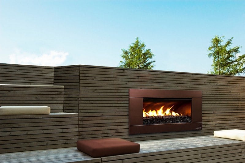 Feuerschale-Gartenkamin-Holz-Metall-Sitzflaeche-Terrasse-vertikal-gestalten