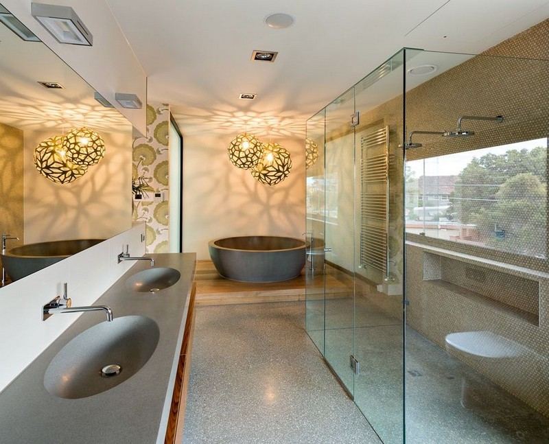 Freistehende-Badewanne-Beton-Beleuchtung-Glaswand-Spiegel