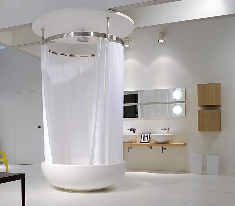 Freistehende-Badewanne-Duschzone-Regendusche-Edelstahl-modern
