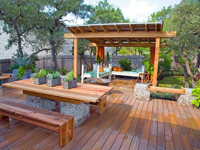 Garten-gemuetlich-gestalten-Sonnenschutz-Tisch-Holz-Massiv