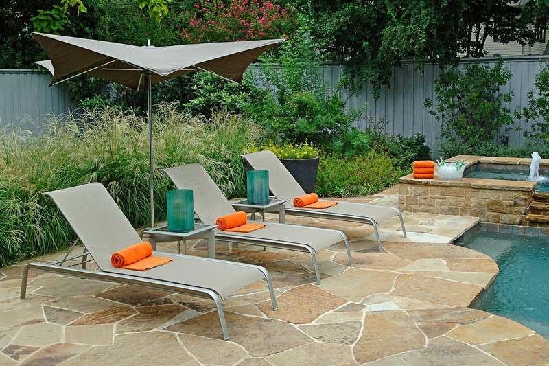 Terrasse gemütlich gestalten Terrasse-Metall-Sonnenliegen-Sonnenschirm