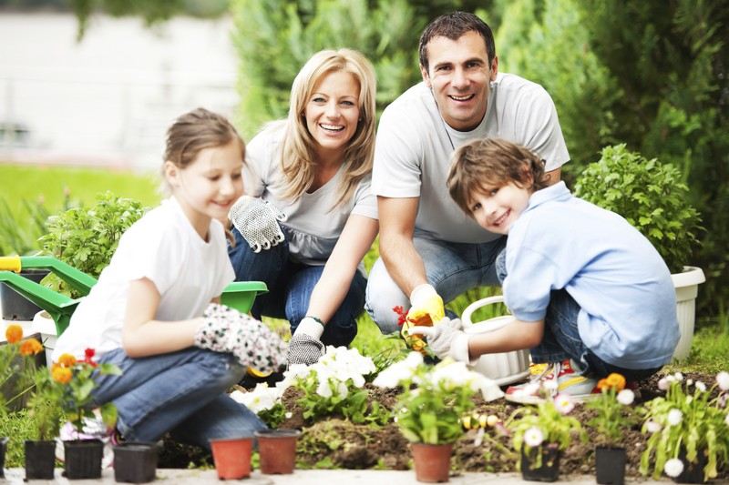 Gartenarbeit-erleichtern-Familie-zusammen-Tipps-Gelenke-schonen1