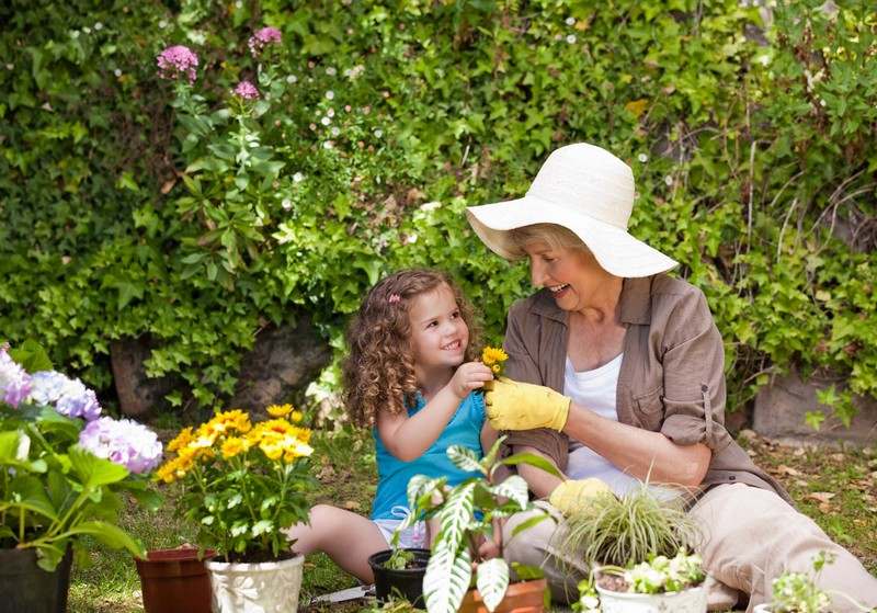 Gartenarbeit-erleichtern-Tipps-Familie-Oma-Maedchen