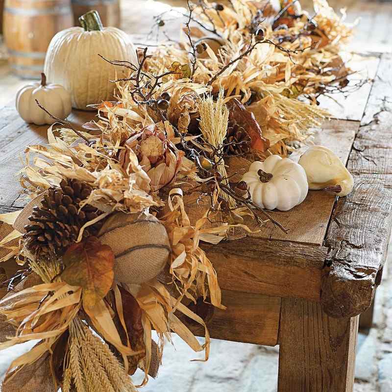 Herbstdeko-Naturmaterialien-Herbstblaetter-Mais-weisse-Zierkuerbisse-Bastelideen