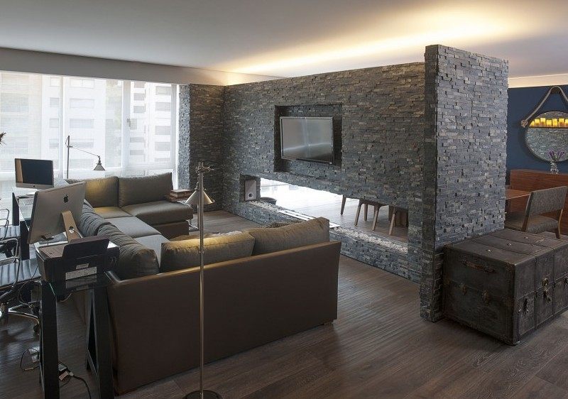 Inneneinrichtung-Ideen-Wohnzimmer-Natursteinwand-Holzboden