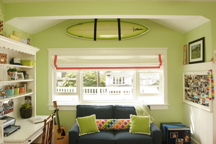 Kinderzimmer-Deko-ideen-motto-surfen-gruene-wandfarbe-surfbrett-wand