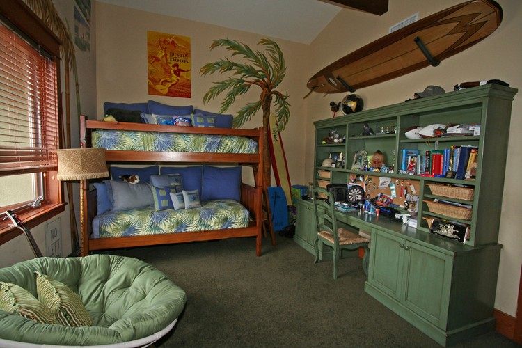 Kinderzimmer-Deko-ideen-motto-surfen-holz-etagenbett-sand-wandfarbe-gruene-moebel