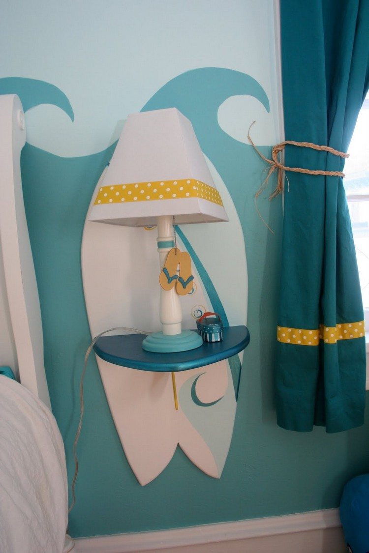 Kinderzimmer-Deko-ideen-motto-surfen-wandgestaltung-wellen-regal-nachttisch