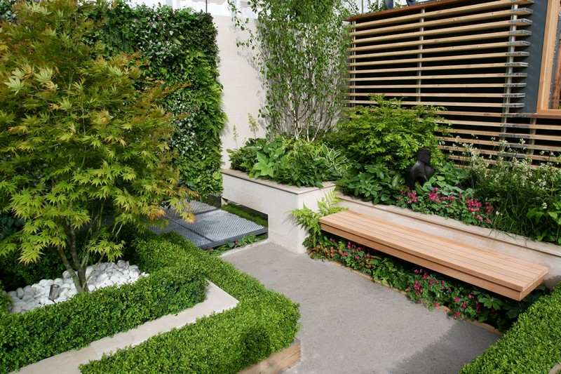 Kleiner-Garten-Holzbank-Paneele-Baum-modern-Gestaltung