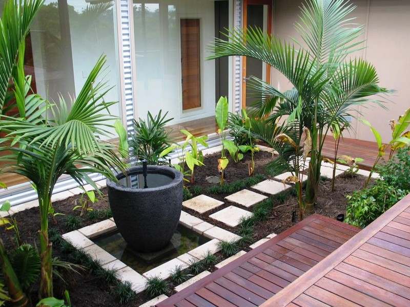 Kleiner-Garten-Palmen-Topf-Pflanzenteich-Holz-Terrasse