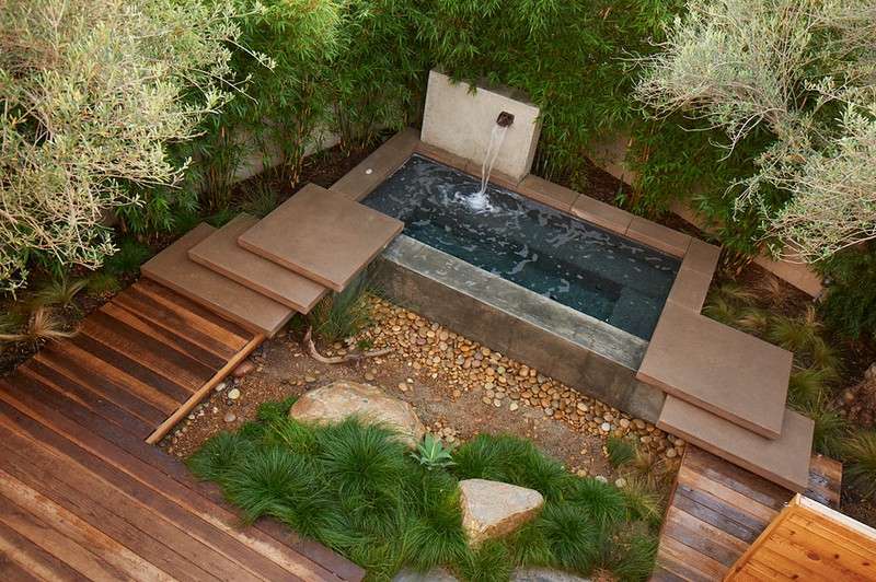 Kleiner-Garten-Terrasse-Wasserspiele-modern