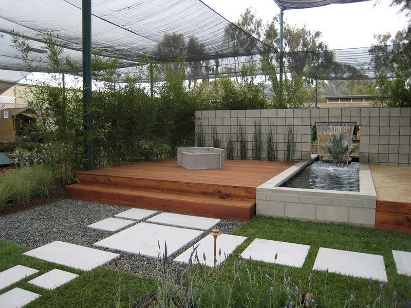 Kleiner-Garten-Wasserspiele-Holzterrasse-Sonnenschutz
