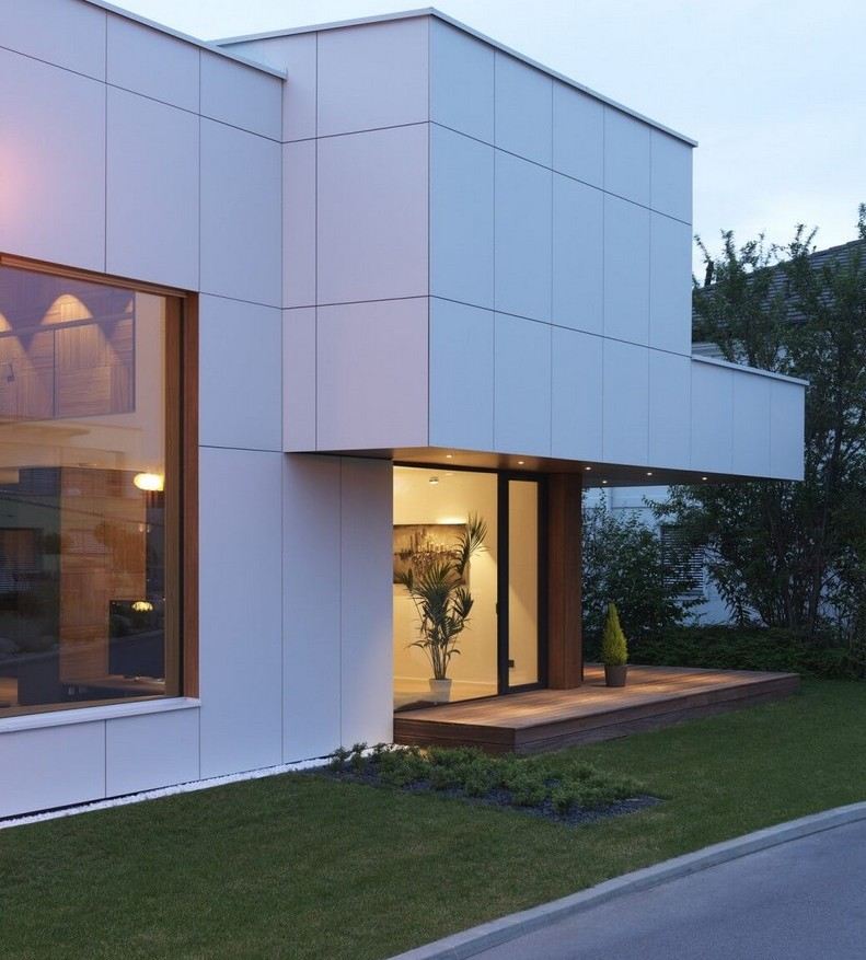 Moderne-Holzmoebel-Hauseingang-Glastuer-stilvoll