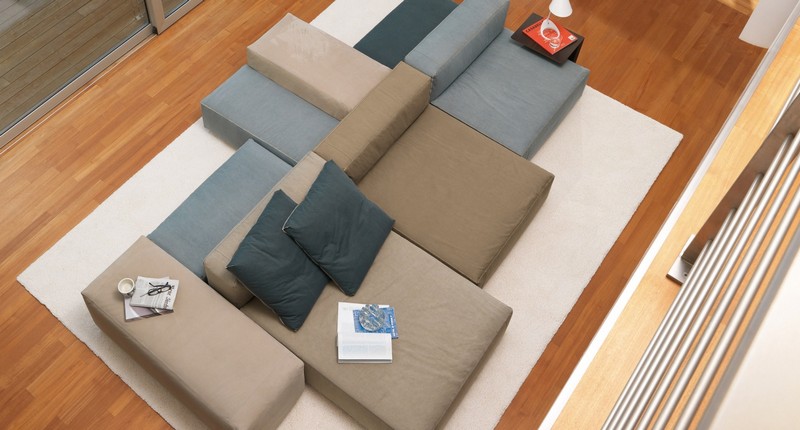 Sofa-Grau-Beige-Teppich-moderne-Gestaltung-Wohnzimmer-Wohnideen