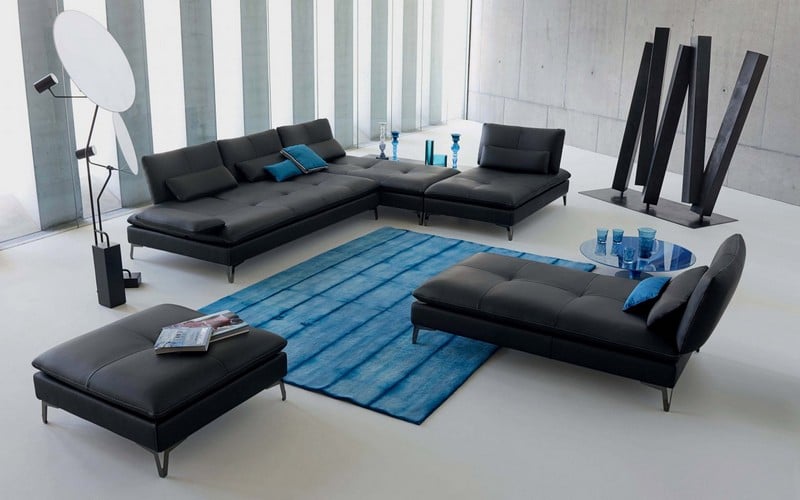 Sofa-Grau-Leder-Wohnlandschaft-Blau-Teppich-Streifen-Glas-Beistelltisch