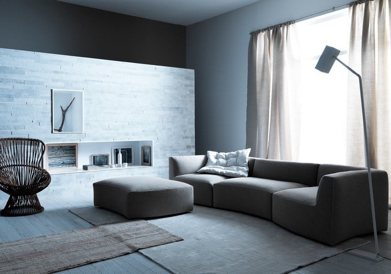 Sofa-Grau-Natursteinwand-Dielenboden-rustikal-Wohnzimmer-Wohnideen