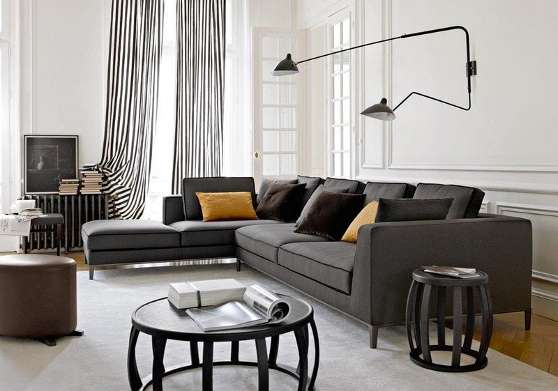 Sofa-Grau-Nuancen-Wandleuchte-skandinavisch-Schick-runde-Beistelltische