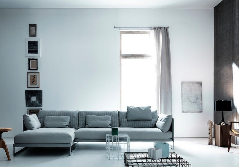 Sofa-Grau-Wandbilder-Muster-Metalltisch-schwarze-Tischlampe