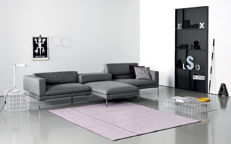 Sofa-Grau-Wandregal-Teppich-Betonboden-Wandgestaltung