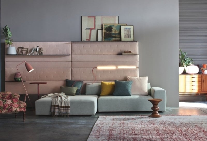 Sofa-Grau-Wohnzimmer-Wohnideen-Polsterung-rosa-Teppich
