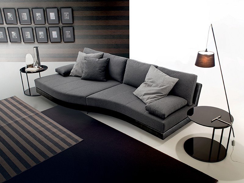 Sofa-Grau-modern-Design-Tagesbett-Stehlampe-Wandgestaltung-Streifen