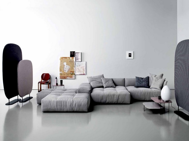 Sofa-Grau-roter-Stuhl-moderne-Kunst-Stehlampe