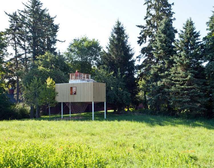 Spielhaus-Garten-Holz-Baumhaus-hoch-modern