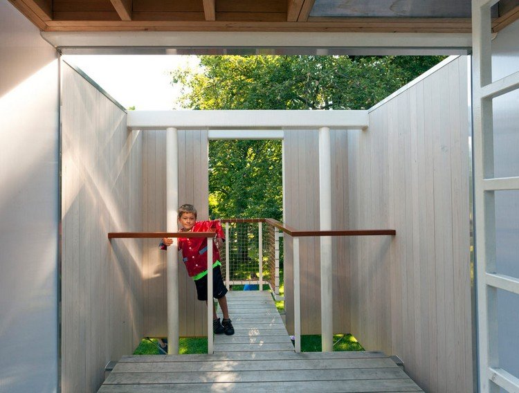 Spielhaus-Garten-gestalten-Idee-modern-Jungs-Klettermoeglichkeiten