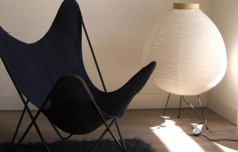 Wandfarben-Ideen-Sand-Leseecke-Sessel-schwarz-Lampe