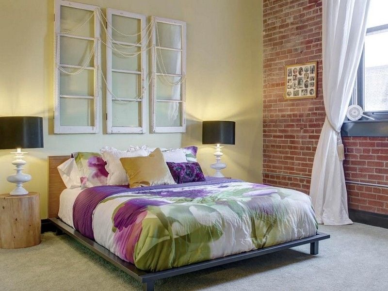 Wandfarben-Ideen-Sand-Ziegel-Tapeten-Schlafzimmer-Baumstamm-Nachttisch