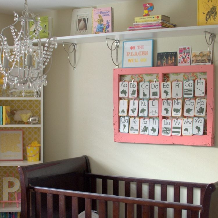 alte-fenster-dekoration-babyzimmer-babybett-wanddeko-buchstaben-karten-aufhaengen