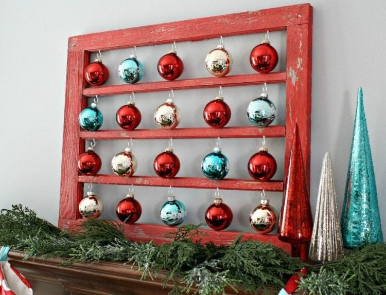 alte-fenster-dekoration-weihnachten-kugeln-glaenzend-rot-blau-silber-schoen