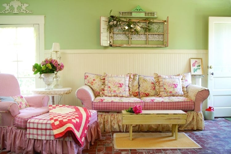 alte-fenster-dekoration-wohnzimmer-couch-vintage-retro-landhausstil-wandfarbe-gruen